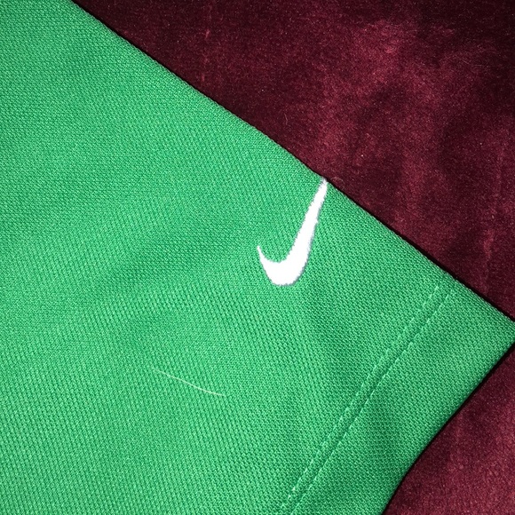 Men’s Nike golf shirt - Picture 2 of 3